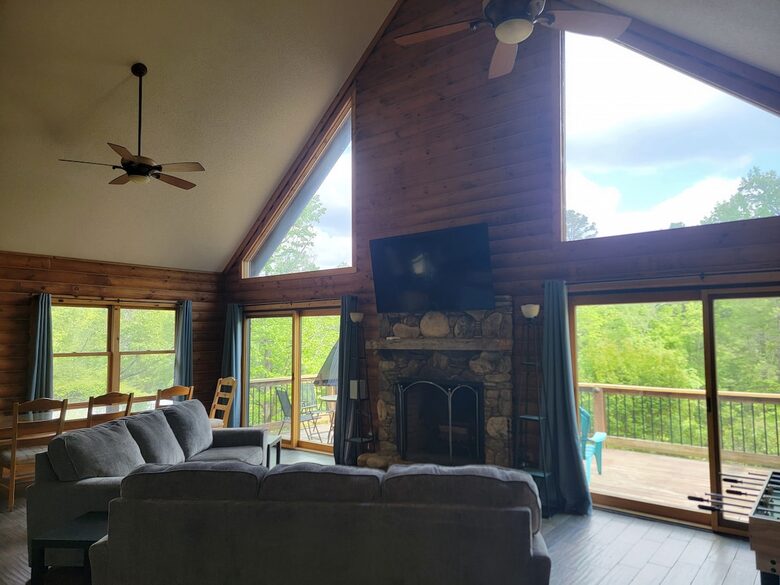 Serene Lakeside Log Cabin Retreat - Anderson, South Carolina