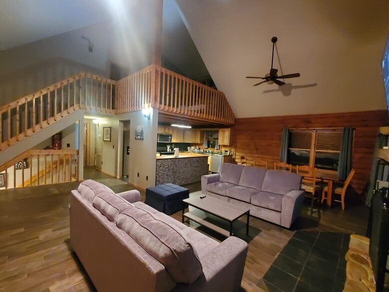 Serene Lakeside Log Cabin Retreat - Anderson, South Carolina