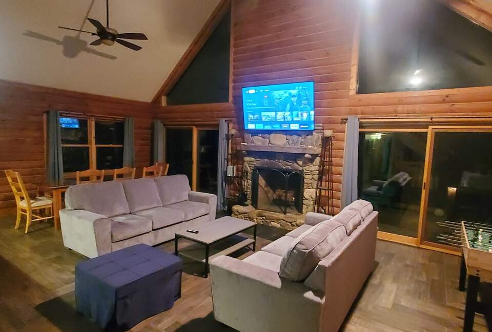 Serene Lakeside Log Cabin Retreat - Anderson, South Carolina