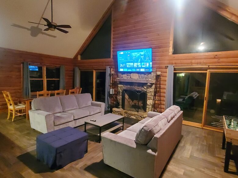 Serene Lakeside Log Cabin Retreat - Anderson, South Carolina