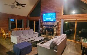 Serene Lakeside Log Cabin Retreat - Anderson, South Carolina