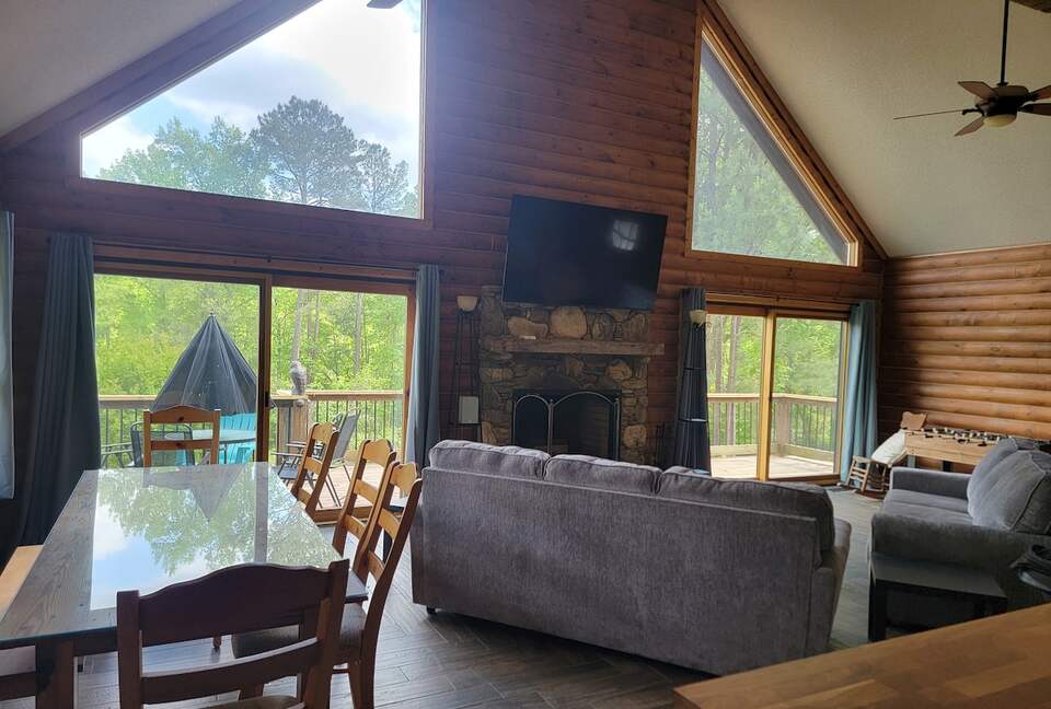 Serene Lakeside Log Cabin Retreat - Anderson, South Carolina