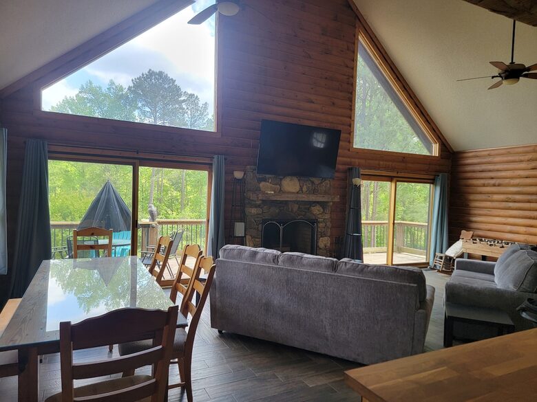 Serene Lakeside Log Cabin Retreat - Anderson, South Carolina