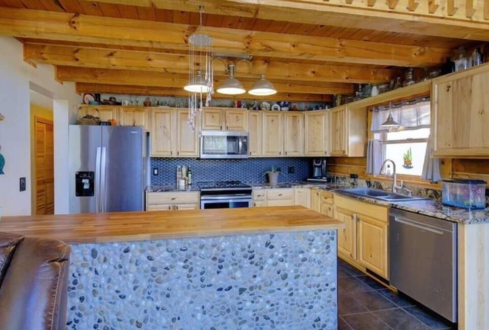 Serene Lakeside Log Cabin Retreat - Anderson, South Carolina