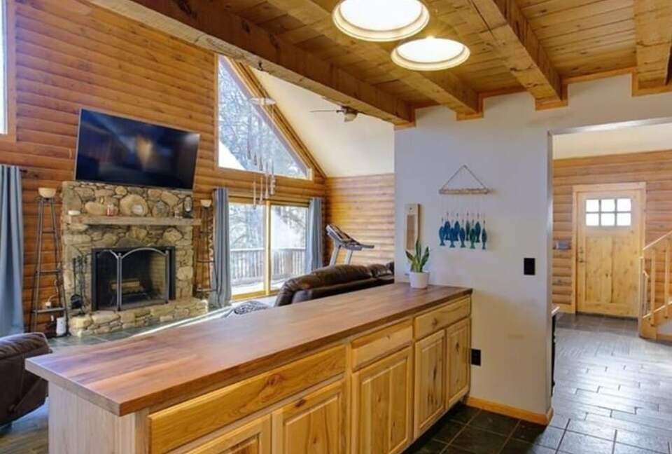 Serene Lakeside Log Cabin Retreat - Anderson, South Carolina