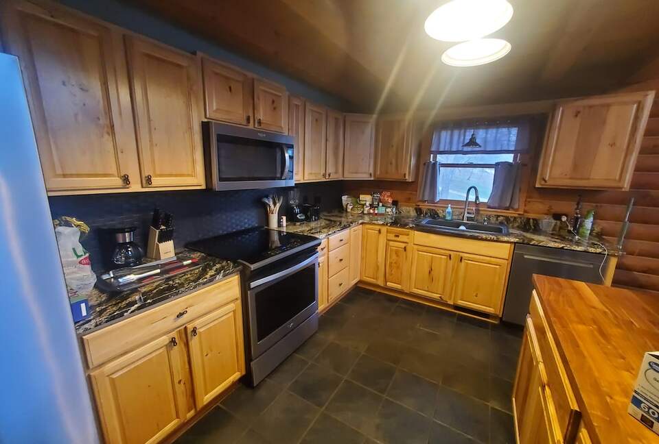 Serene Lakeside Log Cabin Retreat - Anderson, South Carolina