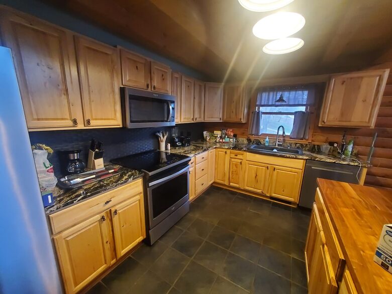 Serene Lakeside Log Cabin Retreat - Anderson, South Carolina