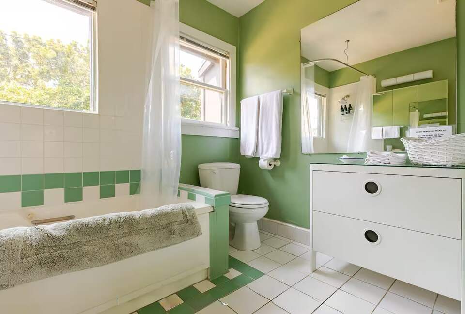 Historic 1913 Craftsman Guesthouse Near Beverly Hills Hotel - Beverly Hills, California