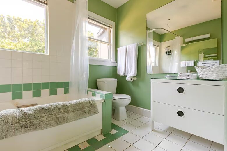 Historic 1913 Craftsman Guesthouse Near Beverly Hills Hotel - Beverly Hills, California