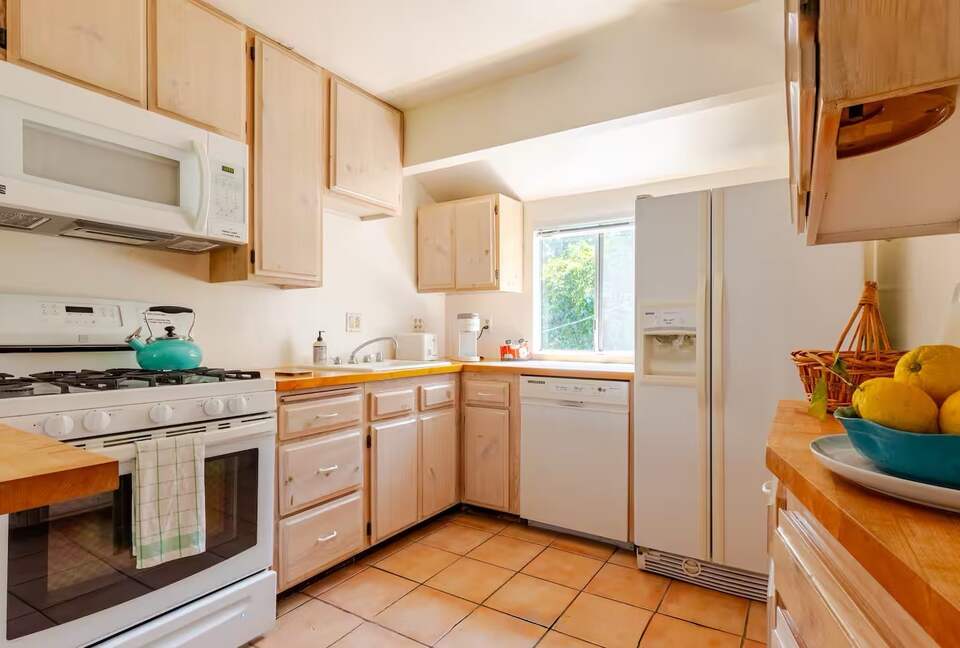 Historic 1913 Craftsman Guesthouse Near Beverly Hills Hotel - Beverly Hills, California