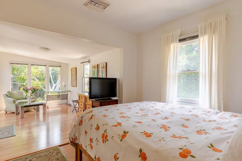 Historic 1913 Craftsman Guesthouse Near Beverly Hills Hotel - Beverly Hills, California