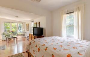 Historic 1913 Craftsman Guesthouse Near Beverly Hills Hotel - Beverly Hills, California