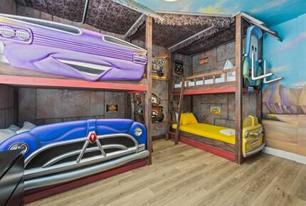 Cars room En-suite 4 extra long, built in Twin beds