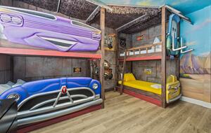 Cars room En-suite 4 extra long, built in Twin beds