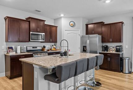 Kitchen and Breakfast Bar