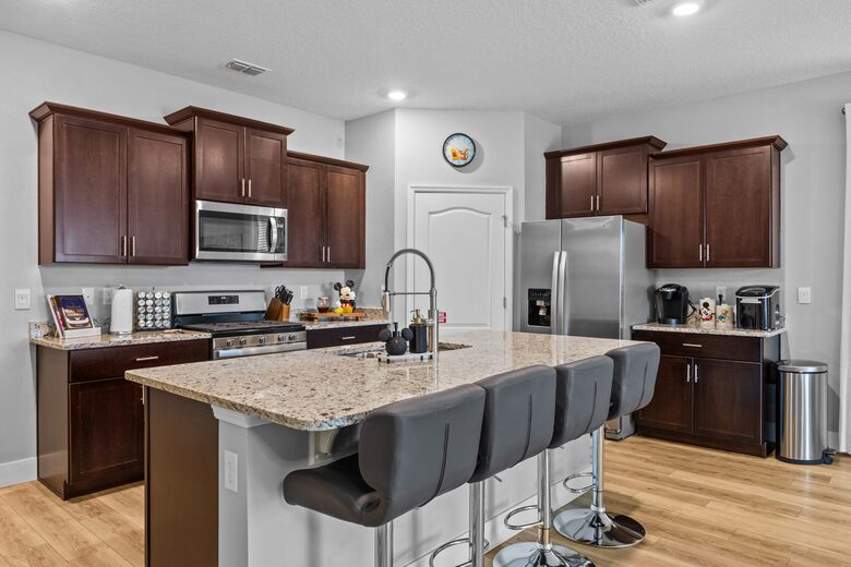 Kitchen and Breakfast Bar