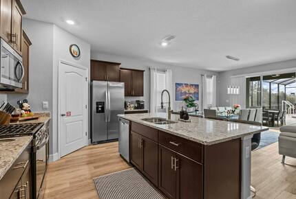 View from Vreakfast Bar to Dining area