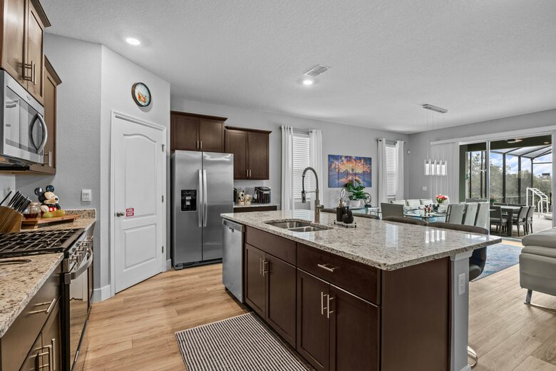 View from Vreakfast Bar to Dining area