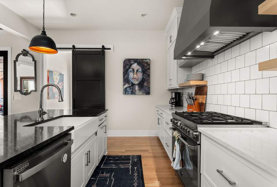 Blue Note Retreat: Downtown Nashville's Poolside Escape - Nashville, Tennessee