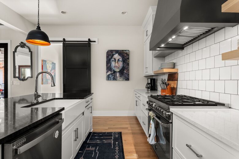 Blue Note Retreat: Downtown Nashville's Poolside Escape - Nashville, Tennessee