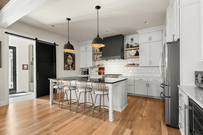 Blue Note Retreat: Downtown Nashville's Poolside Escape - Nashville, Tennessee