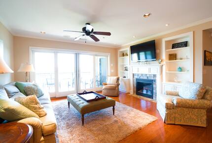 Lakefront Luxury at Smith Mountain Lake with Balcony Views - Moneta, Virginia