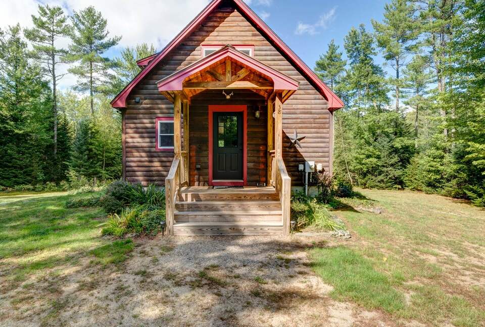 Classic Maine Chalet Near Sunday River with Firepit and Bonus Living Space - Bethel, Maine