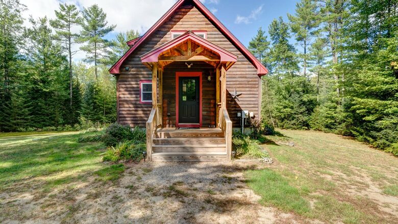 Classic Maine Chalet Near Sunday River with Firepit and Bonus Living Space - Bethel, Maine