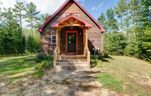 Classic Maine Chalet Near Sunday River with Firepit and Bonus Living Space - Bethel, Maine