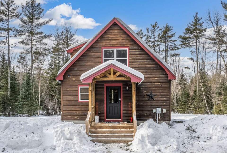 Classic Maine Chalet Near Sunday River with Firepit and Bonus Living Space - Bethel, Maine