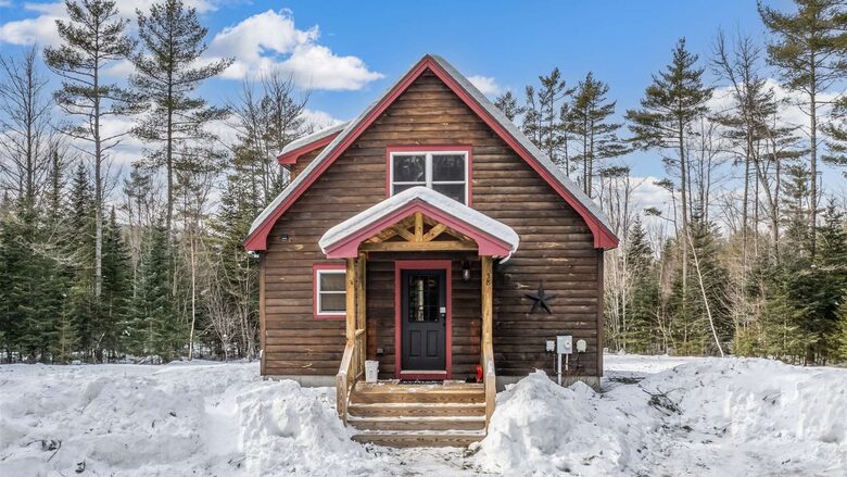 Classic Maine Chalet Near Sunday River with Firepit and Bonus Living Space - Bethel, Maine