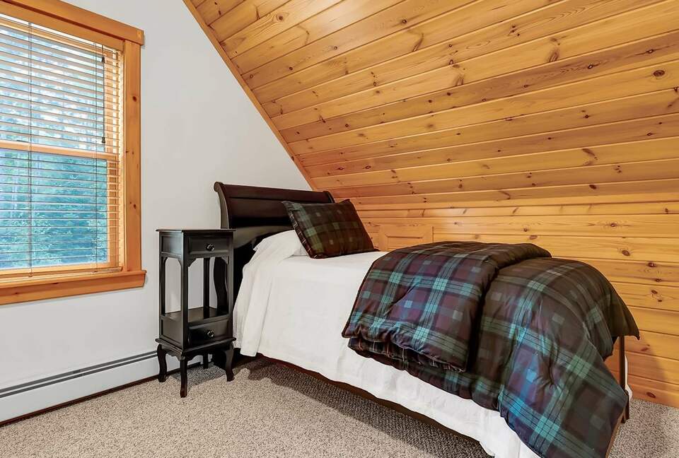 Classic Maine Chalet Near Sunday River with Firepit and Bonus Living Space - Bethel, Maine