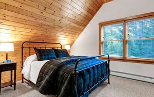Classic Maine Chalet Near Sunday River with Firepit and Bonus Living Space - Bethel, Maine