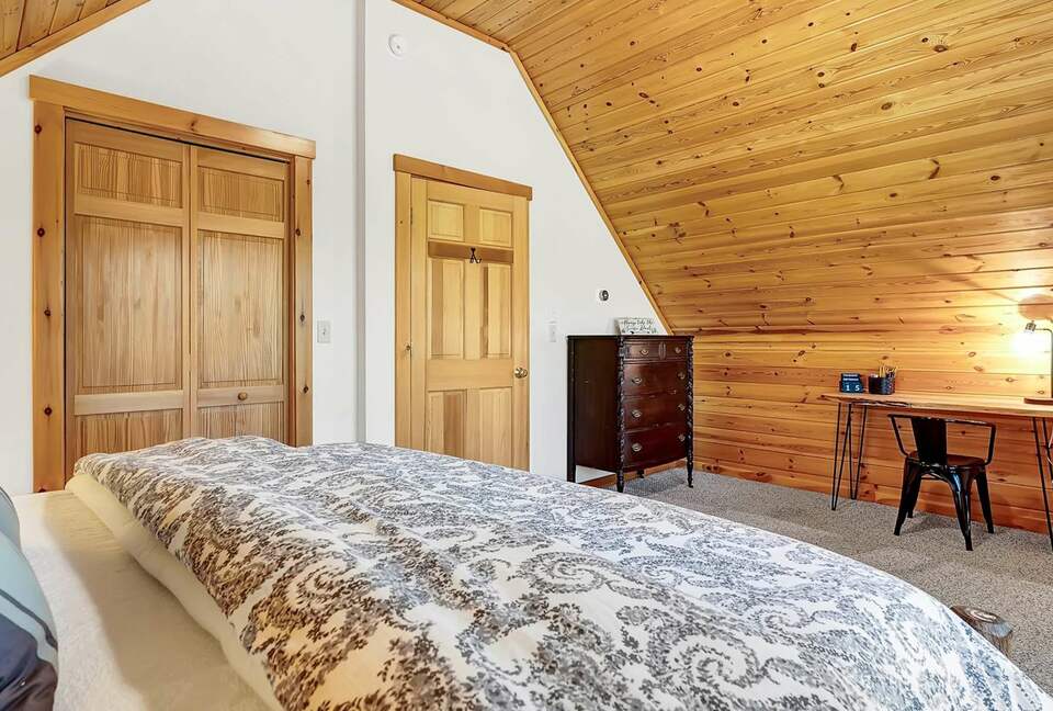 Classic Maine Chalet Near Sunday River with Firepit and Bonus Living Space - Bethel, Maine