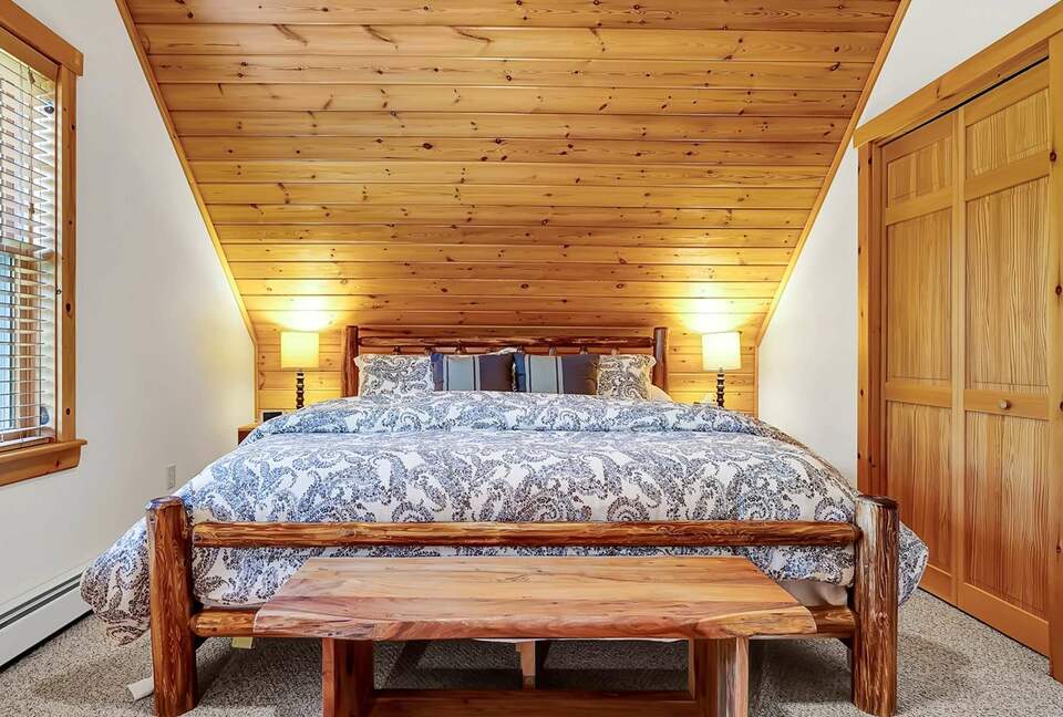 Classic Maine Chalet Near Sunday River with Firepit and Bonus Living Space - Bethel, Maine