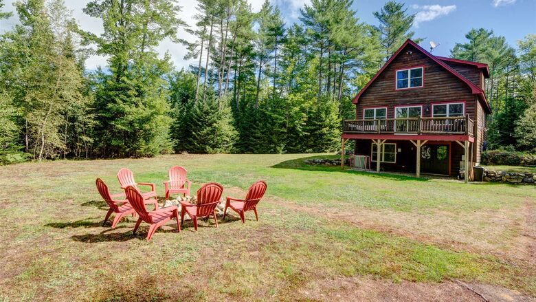 Classic Maine Chalet Near Sunday River with Firepit and Bonus Living Space - Bethel, Maine