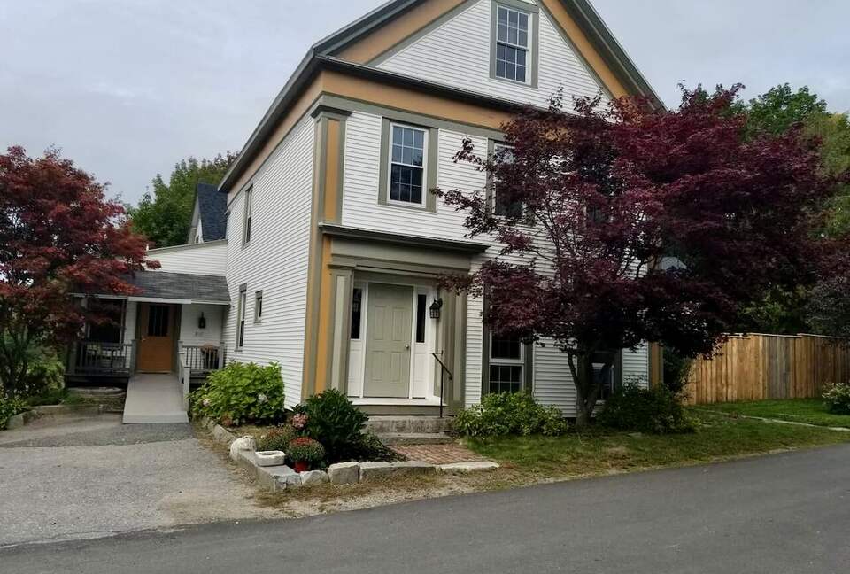 Single Level Historic District Retreat Walkable to Newcastle Dining - Newcastle, Maine