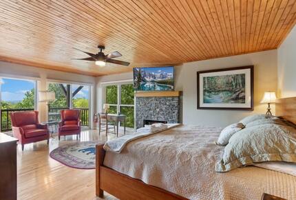 Spacious King Master Suite with Bathroom, Fireplace, Smart TV