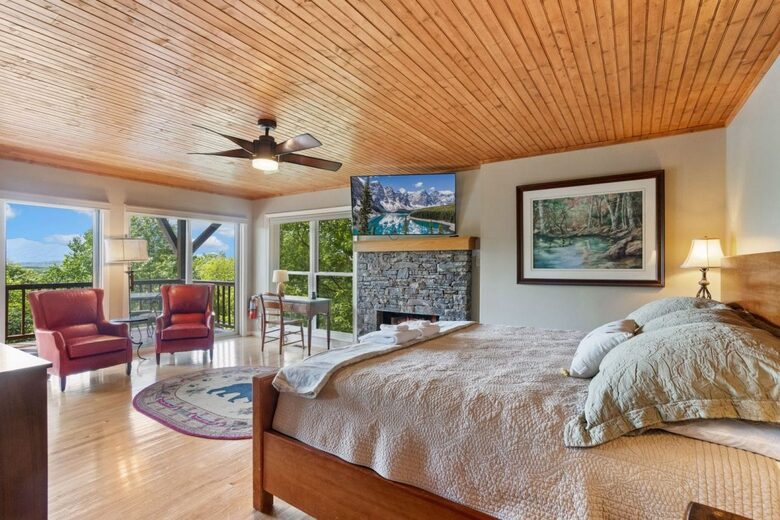 Spacious King Master Suite with Bathroom, Fireplace, Smart TV