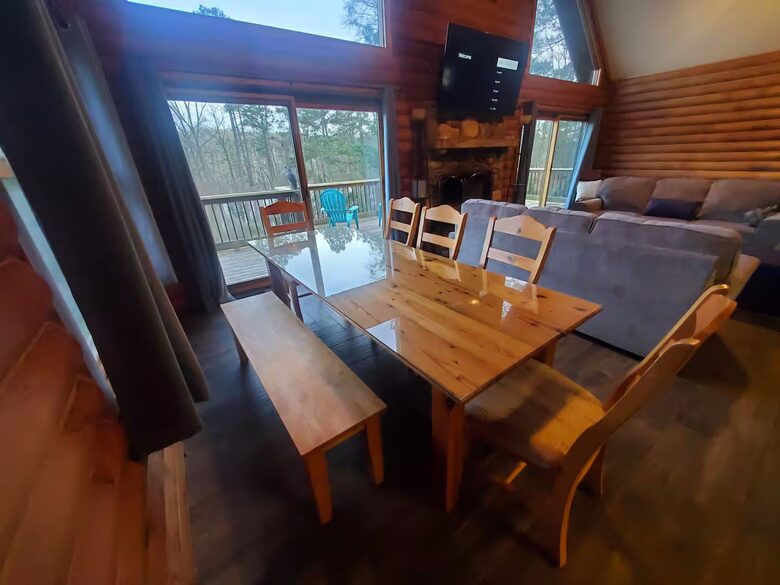 Serene Lakeside Log Cabin Retreat - Anderson, South Carolina