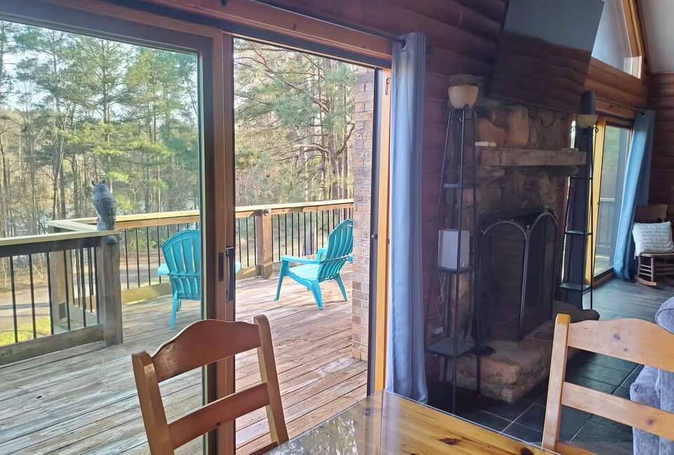 Serene Lakeside Log Cabin Retreat - Anderson, South Carolina