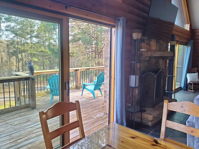 Serene Lakeside Log Cabin Retreat - Anderson, South Carolina