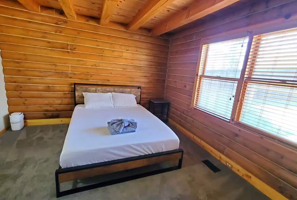 Serene Lakeside Log Cabin Retreat - Anderson, South Carolina