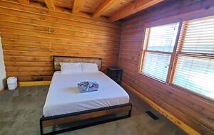 Serene Lakeside Log Cabin Retreat - Anderson, South Carolina