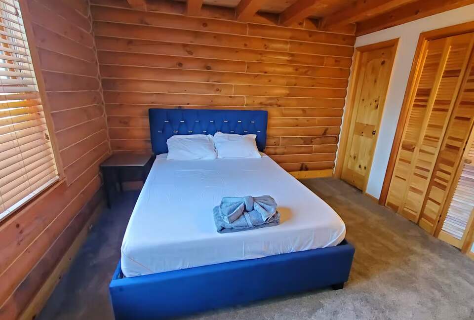 Serene Lakeside Log Cabin Retreat - Anderson, South Carolina