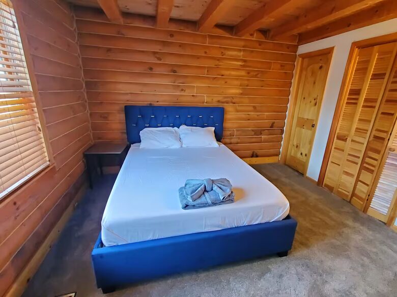 Serene Lakeside Log Cabin Retreat - Anderson, South Carolina