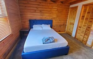 Serene Lakeside Log Cabin Retreat - Anderson, South Carolina