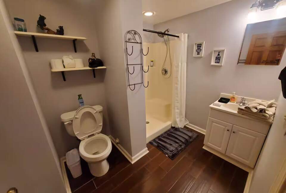 Serene Lakeside Log Cabin Retreat - Anderson, South Carolina