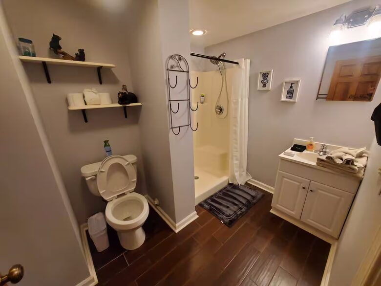 Serene Lakeside Log Cabin Retreat - Anderson, South Carolina