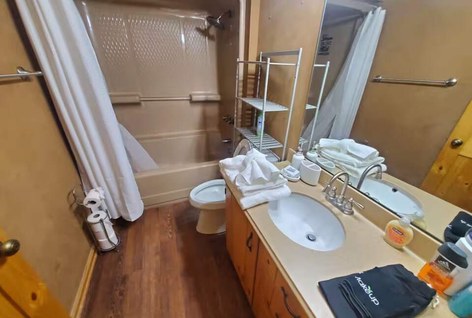 Serene Lakeside Log Cabin Retreat - Anderson, South Carolina